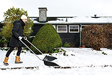 Shrnovač na sníh Fiskars SnowXpert